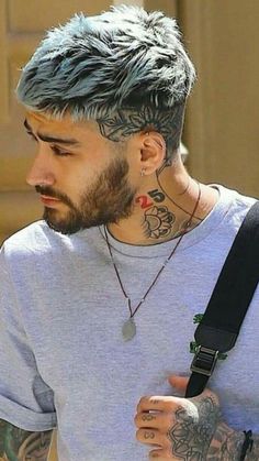 Zayn Malik White Hair, Zayn Malik Blonde Hair, Blonde Hair Color Ideas For Men, Zayn Malik Hair Color, White Blonde Hair Men, Zayn Malik Blonde, White Hair Men, Caesar Haircut, Zayn Malik Hairstyle