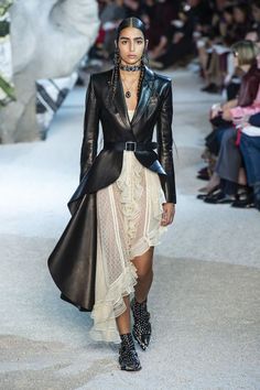 Mcqueen Runway, Runway Fashion Couture, Mcqueen Fashion, Looks Chic, Black Leather Jacket, Inspiration Mode, Looks Style, Mode Inspiration, Fashion Week Spring