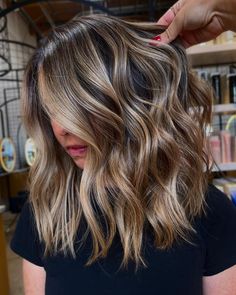 Neutral Bronde Hue for Medium Curls Blonde Hair With Dimension Low Lights, Milk Chocolate Highlights, Dark Lob, Poolside Hairstyles, Brown Hair With Highlights And Lowlights, Fall Blonde Hair Color, Blonde Hair Colors, Beige Blond, Fall Blonde Hair