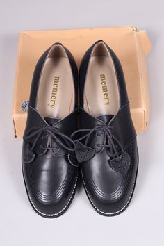 A classic 1940s-inspired Derby shoe with a timeless look. This 1940s-style everyday Derby shoe features stitches and handcrafted leaves on the laces for a classic look. The 2.5 cm heel height provides comfortable, stable wear for all-day use, and the leather outsole, like the original 40s shoes, offers flexibility and breathability. The leather outsole on the heel provides a cute framing detail around the foot. This shoe is crafted from supple, natural, full-grain leather and has soft silicone i