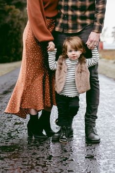 Fall Photoshoot Family Props, Edgy Fall Family Pictures Outfits, Burnt Orange Fall Photoshoot, Fall Family Photos Plaid, Fall Winter Photoshoot Ideas Family, Winter Photoshoot Outfits Family Of 3, Fall Family Photos Flannel, Fall Photoshoot Outfits Family Of 3, What To Wear Fall Family Photos