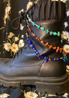 Shoe Beads Chain, Shoe Charms Diy, Shoe Chains, Shoe Bracelet, Shoe Chain, Boot Charms, Hippie Shoes, Sparkly Crystals, Boot Laces