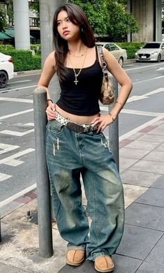 Pretty Outfits Streetwear, Streetwear Outfit Y2k, Spaghetti Tank Top Outfit, Streetwear Girls Outfit, Y2k Street Wear Outfits, Outfits Inspo Streetwear, Baggy Street Style Women, Y2k Fit Inspo Women, Y2k Girls Outfits