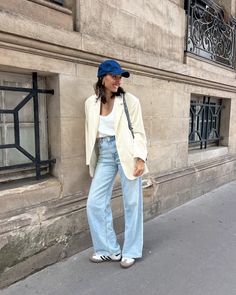 White blazer 🤍 Le soleil pointe timidement son nez Blazer par @americanvintage_officiel Top @sessun Jean @hm Sac @sezane Et le retour des planches de styles! White Blazer Outfit, Beige Blazer Outfit, Yellow Dress Outfit, White Blazer Outfits, Pack List, Winter Wishlist, Blue Jean Outfits, White Jeans Outfit, Yellow Blazer