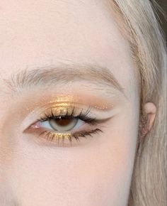 Ethereal Make Up Look, Pale Yellow Makeup, Prom Makeup Graphic Liner, Light Pink And Gold Makeup Looks, Korean Makeup Western Face, Fun Makeup Ideas Hooded Eyes, Silver And Gold Makeup Looks, Makeup Inspo Eyeshadow, Ethereal Prom Makeup