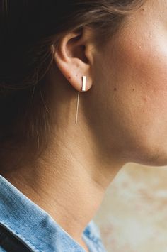 You'll receive one pair of sterling silver threader earrings with elongated backs, like the ones in the pictures. A silver bar sits close to the ear and the back piece is elongated, so it'll fall down from behind your ear, these are also known as threader earrings. I always give you a pair of rubber back pieces, these make sure the earrings stay put. The pieces are the perfect minimal earrings, a piece of modern jewelry you can wear as your everyday earrings. I can make these statement earrings Handmade Graduation Gifts, Silver Bar Earrings, Rose Gold Bar, Ear Threader, Silver Threader Earrings, Gold Bar Earrings, Minimal Earrings, Spring Jewelry, Silver Bar