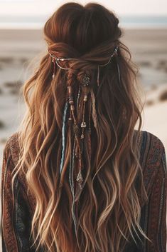 Boho girls. Boho chic. Boho style. Boho fashion. Boho outfit. Bohemian style. Hippie style. Hippie chic. Gypsy style. Boho style fashion. Bohemian style clothing Bohieman Hairstyle, Boho Hair Beads, 70s Hippie Hairstyles, Boho Chic Hair, Cute Boho Hairstyles, Hippy Hair, Hippy Hairstyles, Boho Hair Styles, Boho Hair