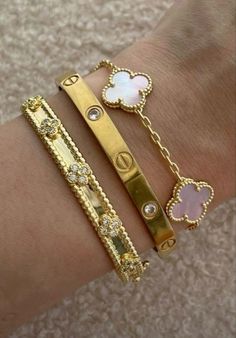 Preppy Jewelry, Expensive Jewelry Luxury, Wrist Jewelry, Luxe Jewelry, Jewelry Accessories Ideas, Dope Jewelry, Gold Bracelets, Jewelry Fashion Trends, Classy Jewelry