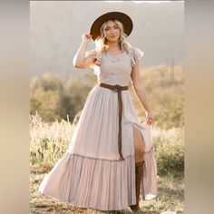 Beautiful Flowy Dress In The Color Taupe. Lace Detail On Top With Functioning Back Buttons And Zipper. Keyhole Details On The Back And Front Slit And Flutter Sleeves. Would Be Perfect For A Family Or Engagement Photoshoot Boho Engagement Photos Outfits, Clashing Outfits, Joyfolie Dress, Boho Engagement Photos, Country Dress, Engagement Photos Outfits, Boho Engagement, Taupe Dress, Flowy Floral Dress