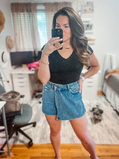 Jean Skort Ootd Summer Outfits, Skort Ootd Summer Outfits, How To Wear A Skort, Skort Ootd, Jean Skort, Skort Outfit, Denim Skort, Casual Outfit, Fashion Inspiration