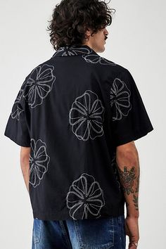 Oversized flower decals are embroidered onto this boxy BDG shirt. Breezy cotton style with a notched collar, drop shoulders, short sleeves, a button-through placket and a boxy hem. UO exclusive. Content + Care 100% Cotton Machine wash Imported Size + Fit Model is 185cm/6'1" and wearing size Medium Length: 70.5cm Measurements taken from a size Medium | BDG Black Sencha Embroidered Short-Sleeved Shirt Top in Black, Men's at Urban Outfitters Mens Embroidered Shirt, Bdg Shirt, Embroidery Shirt Men, Pret Wear, Retro Bowling Shirts, Embroidery Shirts, Flower Decals, Embroidery Clothing, Cuban Shirts