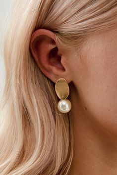 A soft, luminous pearl paired with our signature, brushed gold disc, strike a beautiful balance for perfect wedding & bridal earrings.