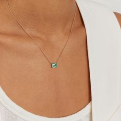 Our emerald necklace from the EDEN Collection, a symbol of the green paradise, a place of never-ending bliss and radiance of positive energy. Framed in 14k recycled solid gold is an emerald created by VEYNOU, in the stylish emerald cut of the same name. Emerald Chain, Memory Ring, Diamond Necklace Simple, Gold City, Gold Bracelet Simple, Synthetic Diamond, The Eden, Mom Jewelry, Emerald Necklace