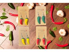 Looking for a fun and unique way to show your love of chili peppers? Look no further than these jalapeno earrings! Made out of red, yellow or green chili peppers, these earrings are sure to add some spice to any outfit. Whether you're wearing them to a party or just to dress up your everyday look, these earrings are a must-have. Plus, they make a great gift for anyone who loves chili peppers! Chile Ristra, Pepper Earrings, Chile Jalapeño, Green Chili Peppers, Earrings Food, Food Mexican, Hispanic Food, Green Chili, Food Earrings