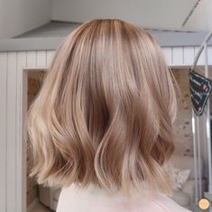 Corrective Hair Color, Natural Blonde Hair Color Ideas, Blond Cenușiu, Beige Blond, Crop Hair, Champagne Blonde, Haircut Styles