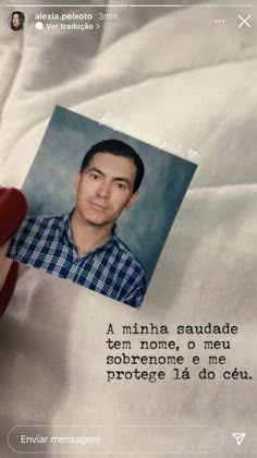 a person holding up a photo with the caption in spanish