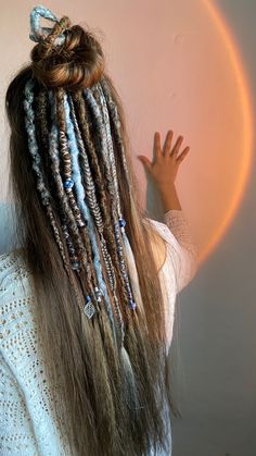 Butterfly Hair Cut, Dreadlocks Diy, Butterfly Haircut, City Skylines, Bohemian Hairstyles