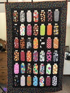 a quilt made to look like it has many different designs on it