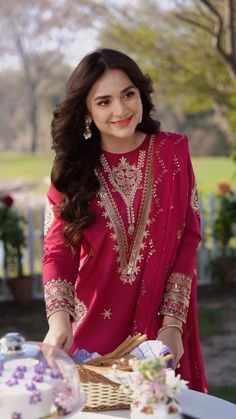 Bridal Jewelry Sets Brides, Yumna Zaidi, Good Morning Beautiful Flowers, Bridal Jewellery Design, Pakistani Fancy Dresses, Pakistani Dress, Beautiful Suit, Beautiful Dress Designs, Boutique Dress Designs