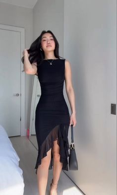 vestido preto girl College Graduation Outfit Ideas Dresses, Cocktail Clothes, Bday Stuff, Casual Evening Dresses, Cruise Life, Tight Black Dress, Ruffle Outfit, Graduation Outfits, Cocktail Outfit