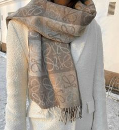 Loewe Scarf Outfit, Loewe Scarf, Winter Streetstyle, Scarf Aesthetic, Odd Muse, Simple Work Outfits, Coffee Sweater, Winter Scarves, Simple Fall Outfits