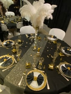 Maskerade Party Ideas Decoration, Black And Gold Formal Party Decorations, 60th Masquerade Birthday Party, Black And Gold Prom Decorations, Black And Gold Masquerade Party Decor, Masquerade Table Decorations, Gala Night Decoration, Gala Decorations Formal, Masquerade Ball Decorations