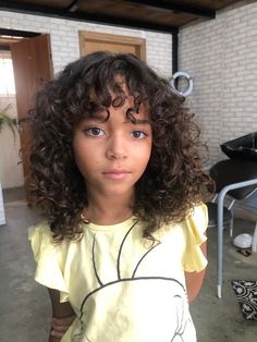 Criança cabelo cacheado Kids Curly Haircut, Children Haircuts, Toddler Curly Hair, Medium Curly Haircuts, Kids Haircuts, Really Curly Hair, Shoulder Length Curly Hair