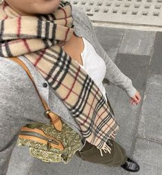 Plaid Scarf Outfit, Scarf Outfit, Tumblr Outfits, Swaggy Outfits, Outfit Combinations, Insta Photo Ideas