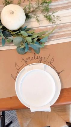 a woman holding a large roll of paper in her hands with the text unique thanksgiving table with butcher paper & sharpie