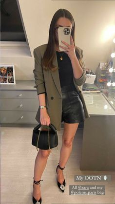 Elegantes Party Outfit, Leather Shorts Outfit, Office Party Outfits, Outfits Con Jeans, Party Outfits Night, Wardrobe Tips, Outfits Chic, Nice Style, Causual Outfits