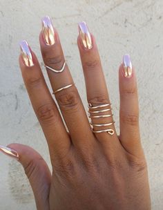 Nail Design Holographic, Classic Chic Nails, Chrome Nails Gel Polish, Clear Metallic Nails, Halo Graphic Nails, Dip Nails Inspiration, Clear Holographic Nails, Holographic Gold Nails, Chrome Nails Designs Spring