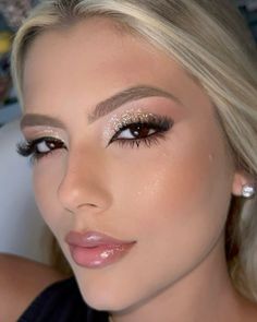 Maquillaje buchifresa, makeup girly looks, buchona, buchifresa makeup, girly, pink, fresa, makeup, eyeliner, eyeshadow, eyelashes, makeup buchifresa de día, makeup looks, inspos. IG:@elohdelcolimakeup Glamor Makeup, Eyeliner Eyeshadow, Eyelashes Makeup, Red Nail Designs, Stunning Makeup, Makeup Eyeliner, Red Nails, Maquillaje De Ojos