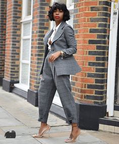 Grey Work Outfits Women, Summer Corporate Outfits Work Attire, Feminine Body, Business Attire Women, Stylish Work Attire, Business Casual Outfits For Work, Smart Outfit, Woman Suit Fashion, Classy Casual Outfits