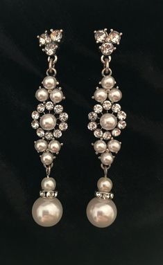 20s Inspired Jewelry, 1920s Earrings Gatsby, 1920 Accessories Gatsby, 20s Jewelry Accessories, 1920s Jewelry Vintage, Old Hollywood Jewelry Glamour, Great Gatsby Earrings, Old Hollywood Earrings, Classic Pearl Embellished Bridal Earrings For Parties