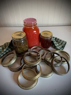 there are many jars and rings on the table