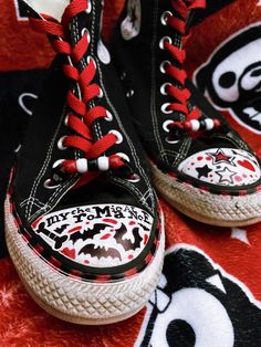 Black Converse Red Laces, Converse With Spikes, Mcr Shoes, Converse Shoes Ideas, Mcr Converse, Converse Art Ideas, Alt Converse, Drawings On Shoes, Scene Converse