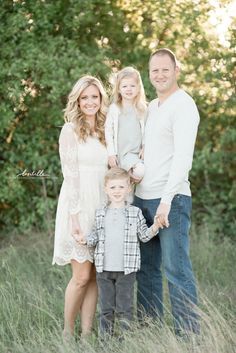 Neutral clothes for Family Pictures Haute & Humid - Effortless Fashion, Every day Neutral Clothes, Cute Family Pictures, Cute Family Photos, Pose Portrait, Family Photoshoot Poses, Family Christmas Pictures