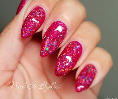 Doris is a raspberry pink supercharged chunky holographic glitter and is part of the Bedazzled Collection 2019. It pairs perfectly with Supercharge Holo Delia. Magpie Glitter application tips: Chunky Glitters Mix with Magpie Give Me Strength (clear) and apply the glitter gel with the Magpie Teal Detailer to the enhancement. Cure for 60 seconds. Apply a layer of Magpie Don't Be Tacky and cure to a high shine for 60 seconds. Pour chunky glitter onto UNCURED gel, making sure big pieces are laying f Acrylic Nails Barbie, Barbie Acrylic Nails, Fitness Barbie, Barbie Nail, Nails Barbie, Chunky Glitter Nails, Black Graffiti, Toe Spacers, Portable Neck Fan