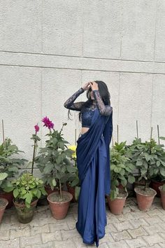 Slim Saree Look, Aesthetic Saree Outfit, Women Saree Poses, Back Saree Poses, Aesthetic Saree For Farewell, Blouse Designs For Girls Saree, Saree Pose Aesthetic, Aesthetic Farewell Saree, Women In Saree Aesthetic