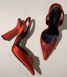 Versace Heels, Luxury Heels, Donatella Versace, Heel Slippers, Kinds Of Shoes, Fashion Heels