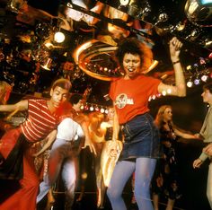 A group of people get down on a mirrored dance floor, circa 1978. Moda Disco, Disco Aesthetic, Musica Disco, Disco 70s, 1970s Disco, Disco Funk, Disco Club, Disco Fashion, Carmen Miranda