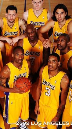 the los angeles lakers basketball team is posing for a photo