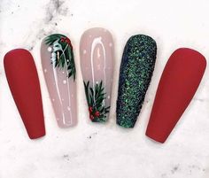 Misltoe Christmas Nails, Christmas Nails Wreath, Pointsetta Nail Design, Holly Nails Christmas, Classy Christmas Nail Designs, Holly Christmas Nails, Christmas Wreath Nails, Red And Black Christmas Nails