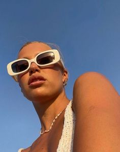 Sunglasses Photoshoot, Aesthetic Glasses, Summer Glasses, Selfie Ideas Instagram, Beach Poses