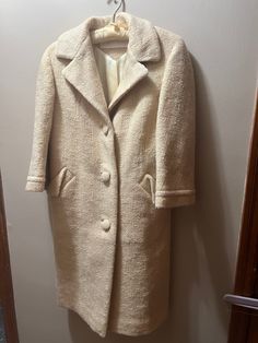 Gorgeous vintage 1960s parque tweed overcoat in excellent like new condition. Stunning warm vanilla color coat with 3/4 inch sleeves and inside belt only visible from back of coat  A world famous Flemington Fur coat that has an inside label that reads Haute Couture Paris Parque Tweed exclusive by Fleetwood Paul Kay. Such a stunning vintage wearable piece of fashion! Measurements are as follows: 37 inches long shoulder to bottom 18 inches long sleeves Diameter of sleeve opening 16.5 19 inches acr Vanilla Color, Tweed Overcoat, Haute Couture Paris, World Famous, Vintage 1960s, Fur Coat, 4 Inch, 1960s, Vanilla