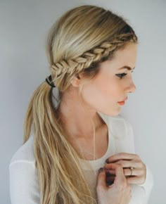 Peinado casual con coleta baja y trenza de lado 2015 Lazy Girl Hairstyles, Braided Hairstyles Easy, Good Hair Day