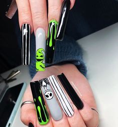 Halloween Theme Nails Acrylic, Black And Lime Green Nails Acrylic, Bettle Juice Nail Art, Oggie Boggie Nails, Halloween Themed Nails Acrylic, Psychadelic Nails, Acrylic Nails Instagram, Skellington Nails, Lime Green Nails