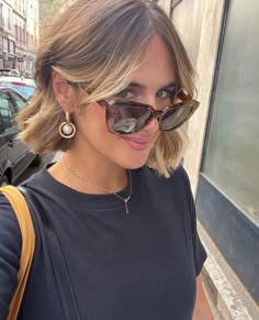 Curtain Bob Haircuts, Above Neck Haircut, Short Short Hair Women, Short Hair With Curly Hair, Brown Hair Bob With Highlights, Balayage Hair On Short Hair, Short Bob Light Brown Hair, Short Blonde Hair Tan Skin, Lob Haircut Brown Hair