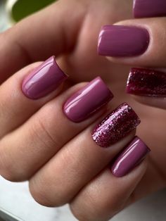 Get inspired with trendy fall pink nails, from soft pastels to bold glitter looks. Discover fresh designs for a chic autumn manicure. Dipping Powder Fall Nails, Winterberry Nails, Pink Nails Ideas 2024, Fall/winter Nail Colors, Dark Pink Nail Art, Light Nails Ideas, Pink Fall Nail Ideas, Soft Gel Nail Extensions Designs, Purple Fall Nails Design