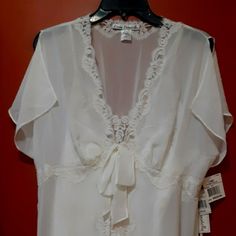 Size M Ivory Linea Donatella Short Sleeve Night Dress& Gown Set/Nwt/Adorned With Matching Ivory Lace Throughout As Depicted. White Sheer Nightgown, White V-neck Nightgown With Delicate Lace, Delicate Lace Sleepwear In Cream, Sheer V-neck Sleepwear For Wedding, White Delicate Lace Sleepwear, Cream Sleepwear With Delicate Lace, White Sheer Sleepwear For Loungewear, Elegant White Sheer Sleepwear, Sheer V-neck Wedding Sleepwear